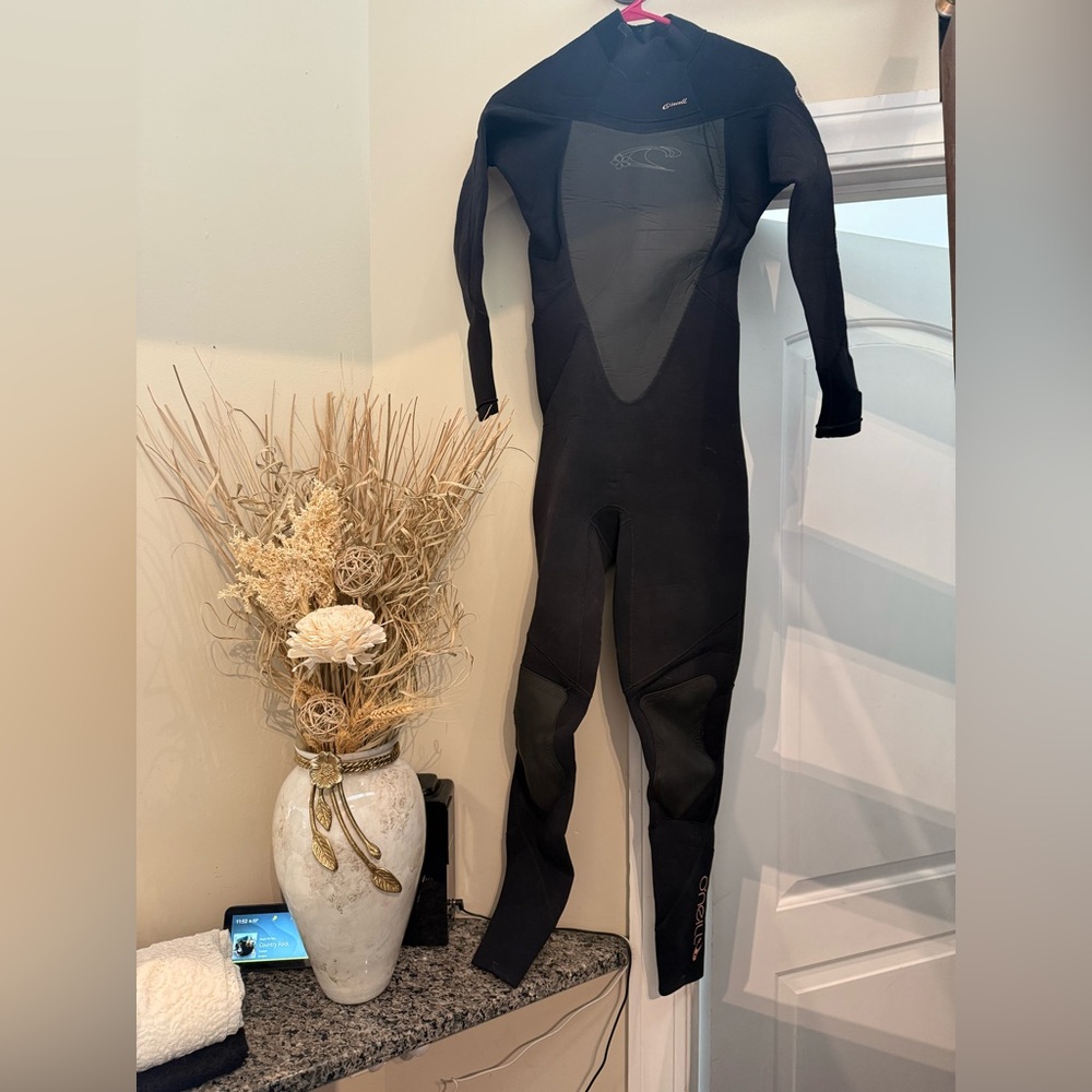O’Neill women’s 4/3mm wetsuit. Worn twice. Size 10Tall